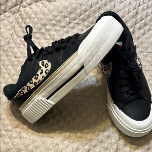 Women’s Nike Legacy Black and Leopard Print Athletic Shoes Size 7